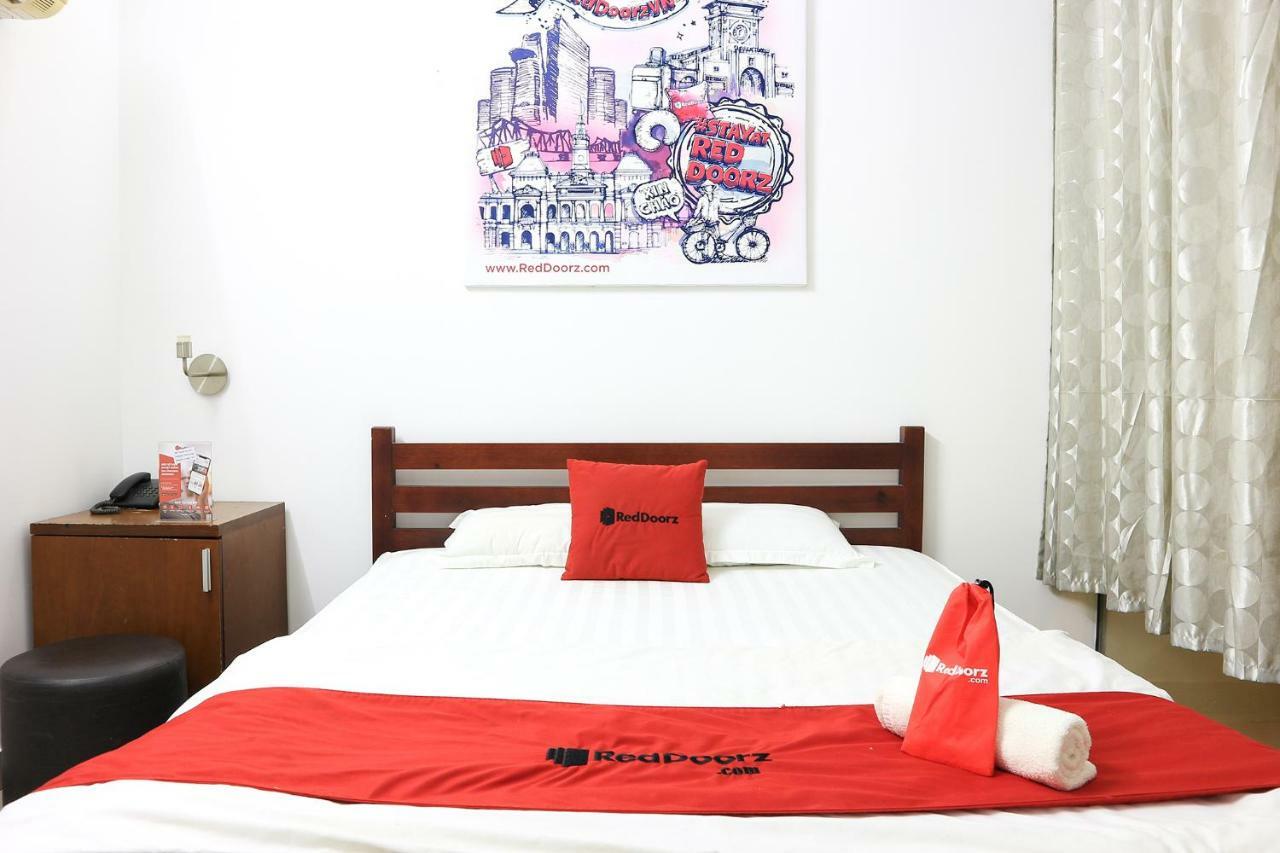 Отель Reddoorz Near Gia Dinh International Hospital Хошимин Экстерьер фото