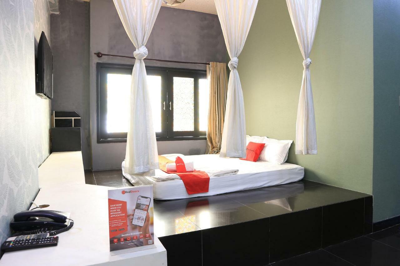 Отель Reddoorz Near Gia Dinh International Hospital Хошимин Экстерьер фото