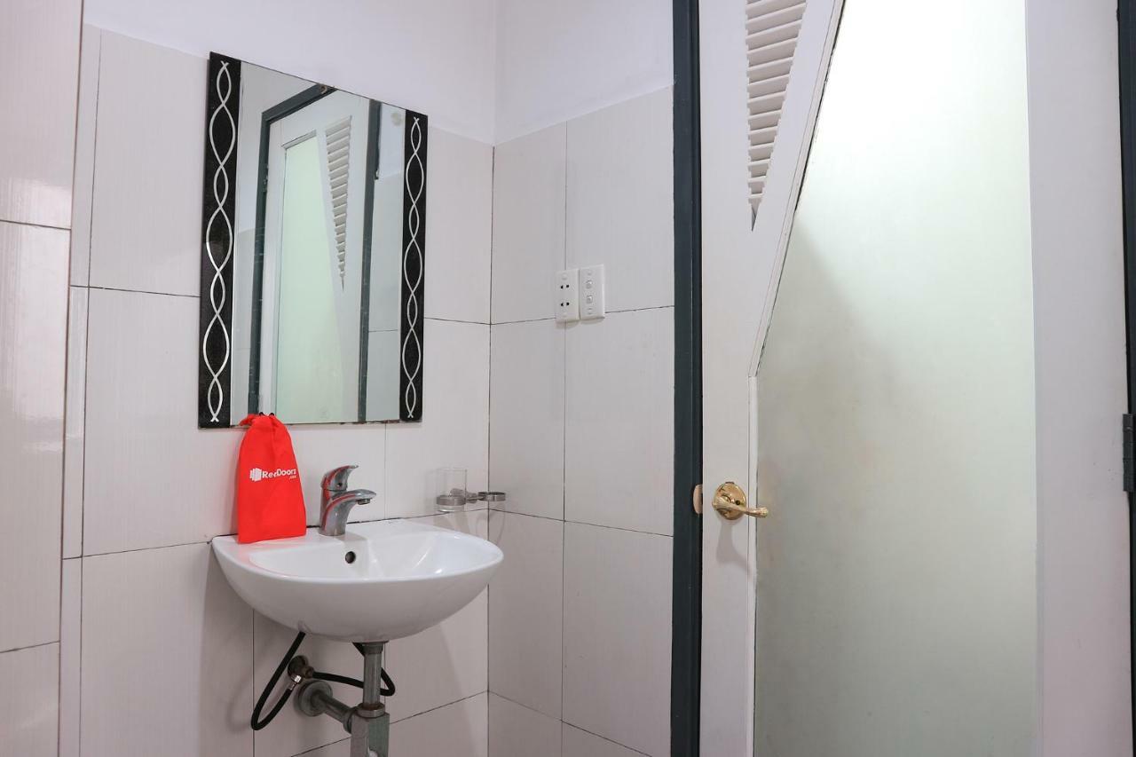 Отель Reddoorz Near Gia Dinh International Hospital Хошимин Экстерьер фото