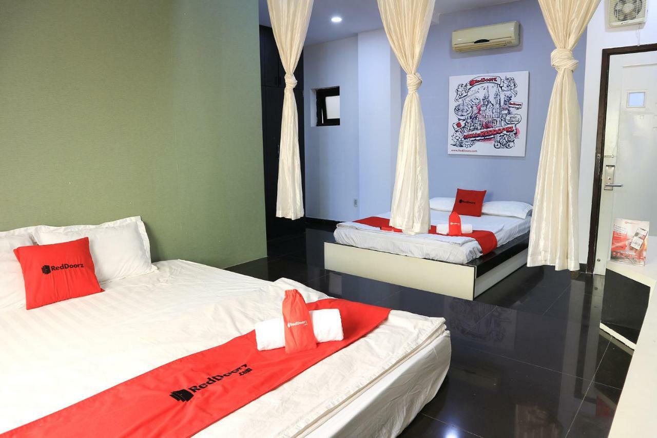 Отель Reddoorz Near Gia Dinh International Hospital Хошимин Экстерьер фото