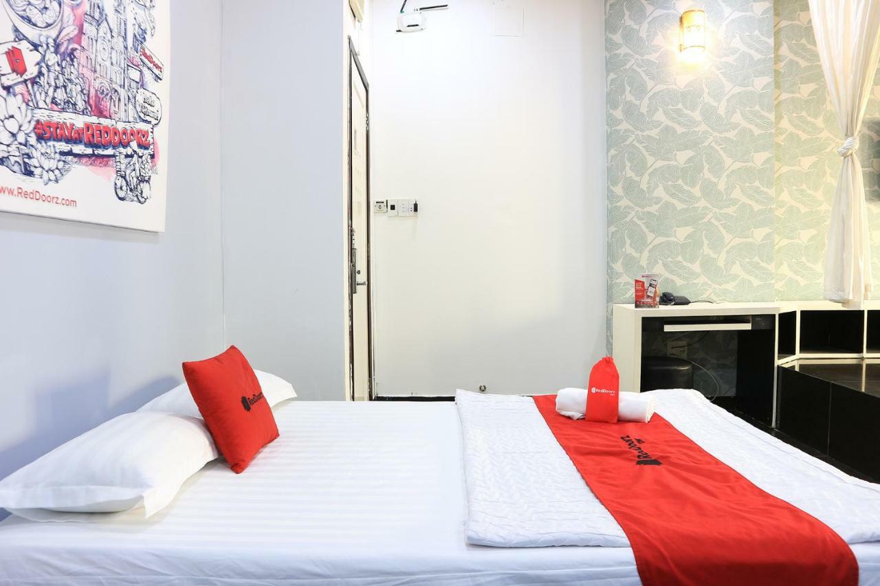 Отель Reddoorz Near Gia Dinh International Hospital Хошимин Экстерьер фото